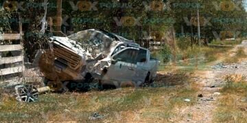 Camioneta GMC volcadura en Carretera Ribereña