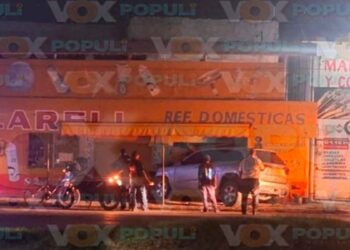 Camioneta choca negocio Tampico