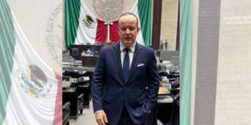 Carlos Canturosas respalda regulación de celulares en escuelas de México