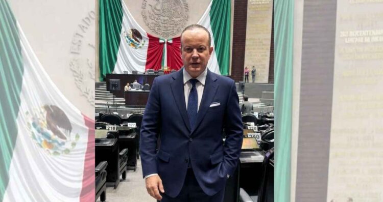 Carlos Canturosas respalda regulación de celulares en escuelas de México