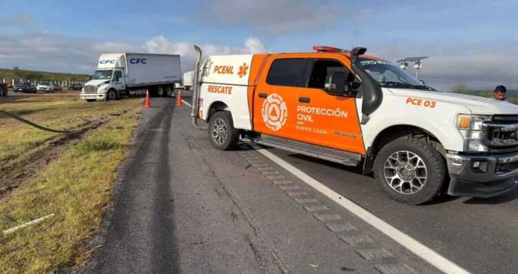 Choque tractocamion camioneta Ramones