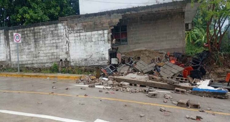 Colapsa barda de escuela en Ciudad Madero