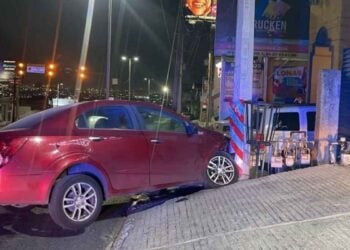 Conductora choca en avenida Leones de Monterrey