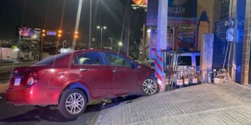 Conductora choca en avenida Leones de Monterrey