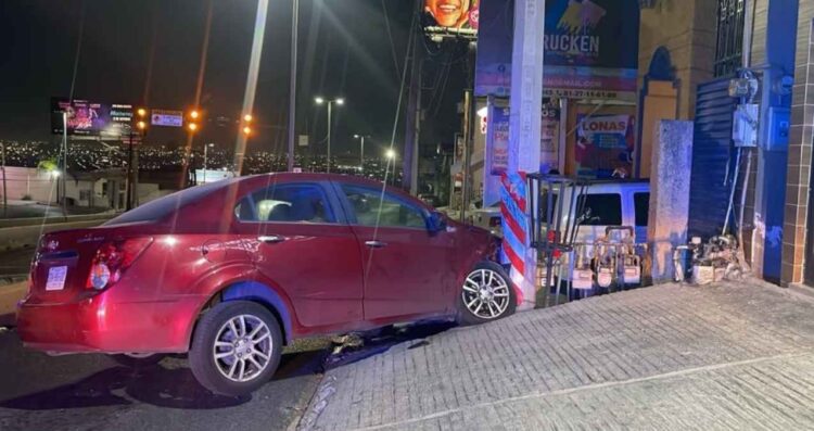 Conductora choca en avenida Leones de Monterrey