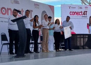 Estudiantes de la UAT en Nuevo Laredo, Tamaulipas, reciben SIMs del programa Conéct4T