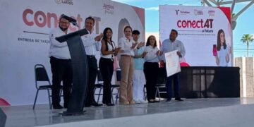 Estudiantes de la UAT en Nuevo Laredo, Tamaulipas, reciben SIMs del programa Conéct4T
