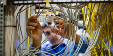 revisión de cableado estructurado en oficina