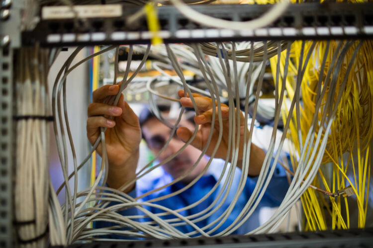 revisión de cableado estructurado en oficina