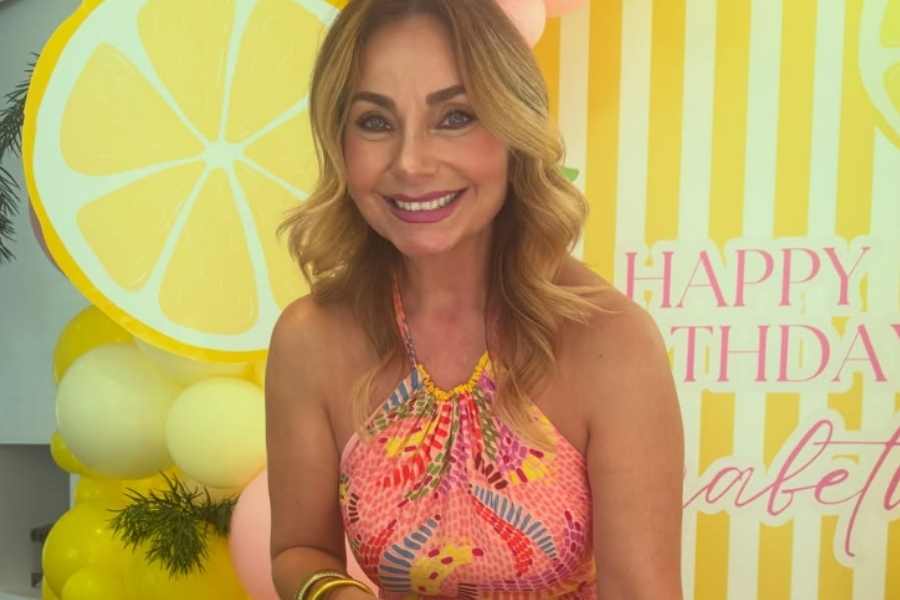 Elizabeth Álvarez sus 49 años 