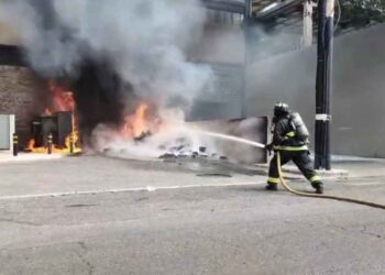 Explosión de transformador en plaza comercial de Monterrey