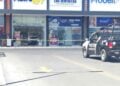 Hombre plaza comercial en Apodaca