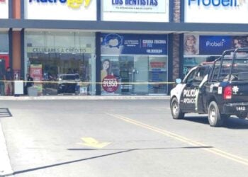 Hombre plaza comercial en Apodaca