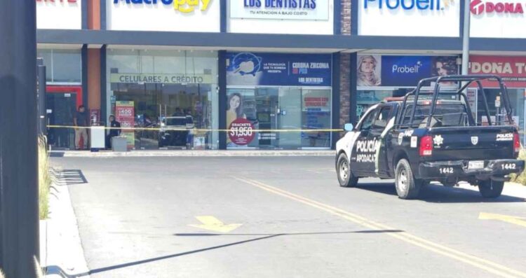 Hombre plaza comercial en Apodaca
