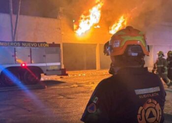Incendio bodega de colchones en Apodaca