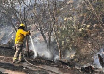 Incendio bomberos en colonia de Monterrey
