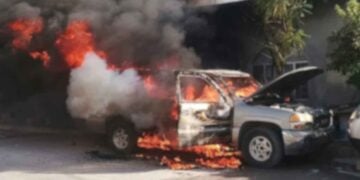 Incendio camioneta en la Nueva Era
