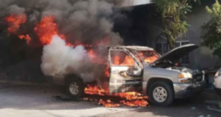 Incendio camioneta en la Nueva Era