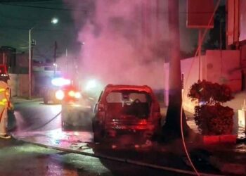 Incendio vehículos colonia Monterrey