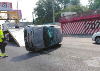 Joven volcar en Monterrey