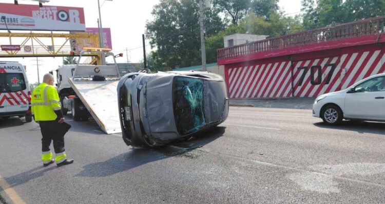 Joven volcar en Monterrey