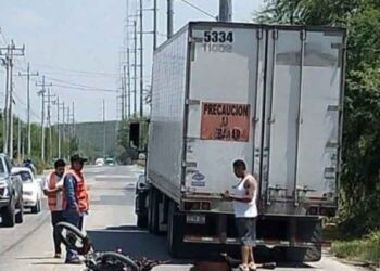 Motociclista arrollado tráiler en Pesquería