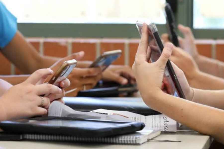 Padres prohibir celulares escuelas