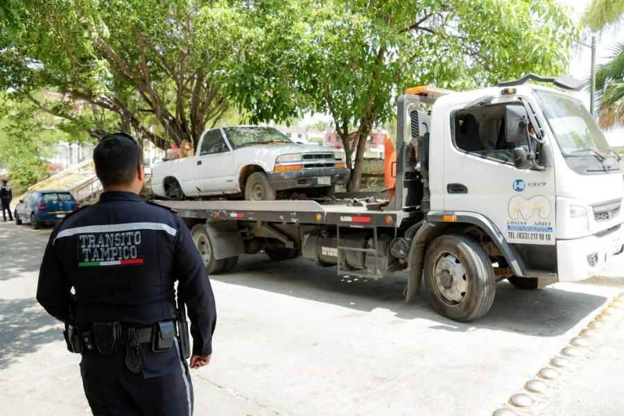 Retiran vehículos abandonados Tampico