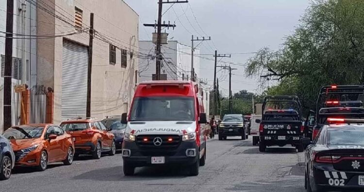 Trabajador descarga azotea Monterrey