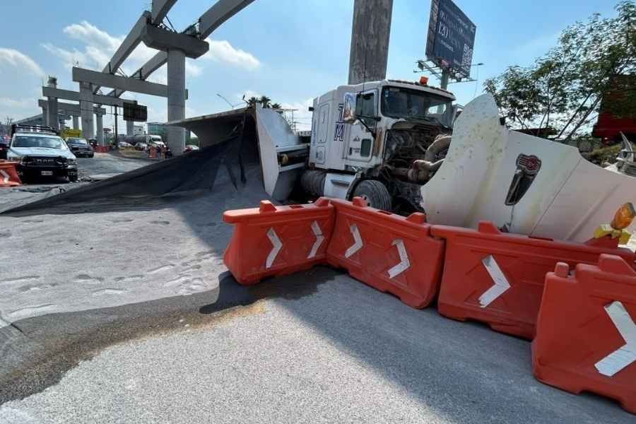 Tractocamión vuelca en Apodaca