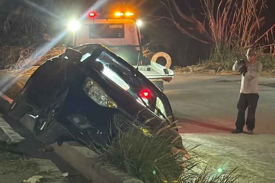 abandonan vehículo tras volcar en Guadalupe
