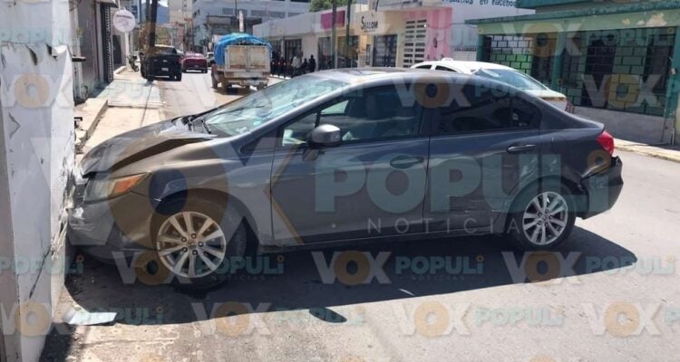 auto proyectado contra barda en Ciudad Victoria