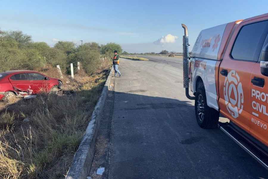 automovil carretera Cadereyta