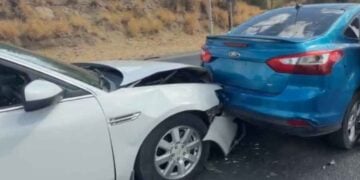 Fuerte choque en cadena deja vehículos con graves daños en Nuevo Laredo, Tamaulipas