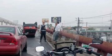 dos vehiculos volcadura Apodaca