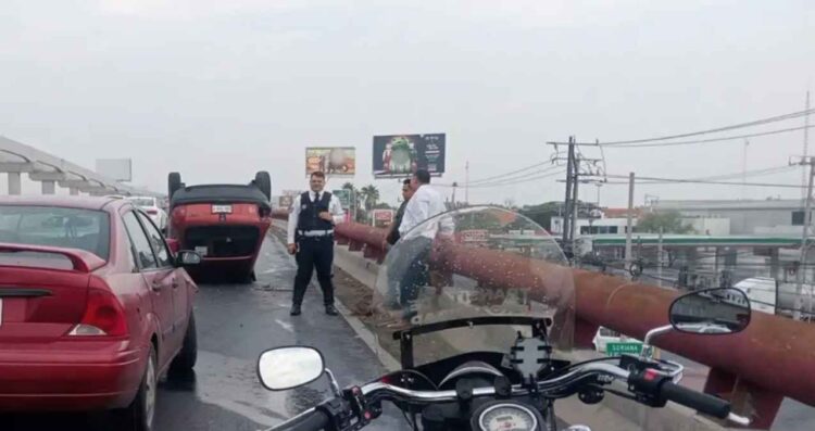 dos vehiculos volcadura Apodaca
