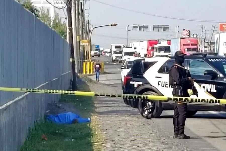 hombre en carretera a Nuevo Laredo