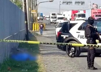 hombre en carretera a Nuevo Laredo