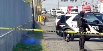 hombre en carretera a Nuevo Laredo