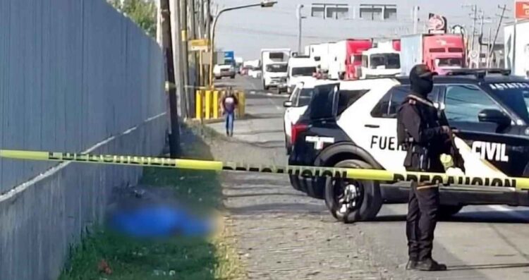 hombre en carretera a Nuevo Laredo