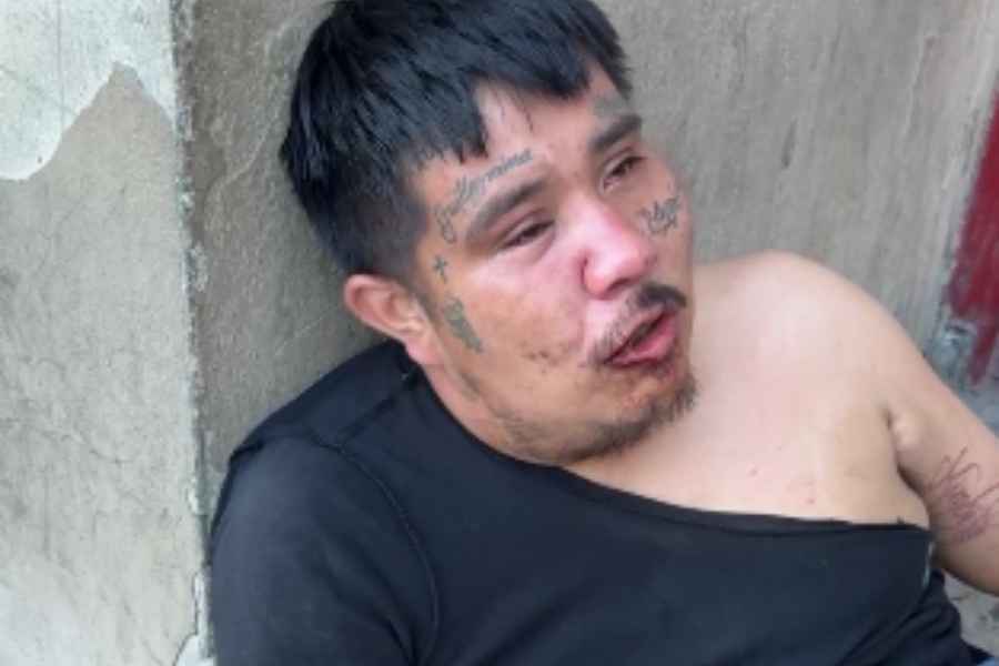 hombre golpes Plaza Allende