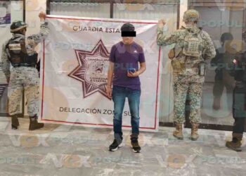 hombre tarjetas bancarias en Tampico