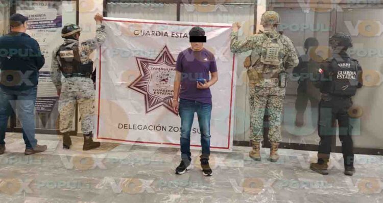 hombre tarjetas bancarias en Tampico