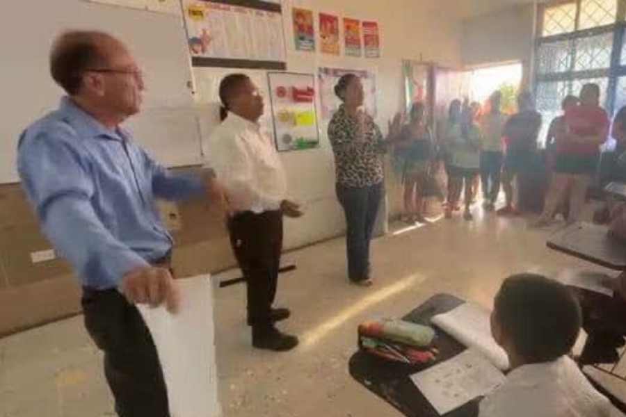 maestro separado de primaria en Nuevo Laredo