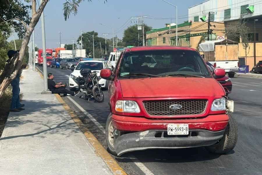 motociclista en carretera Dulces Nombres