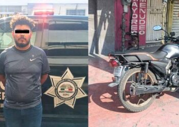 motociclista placa irregular en Monterrey