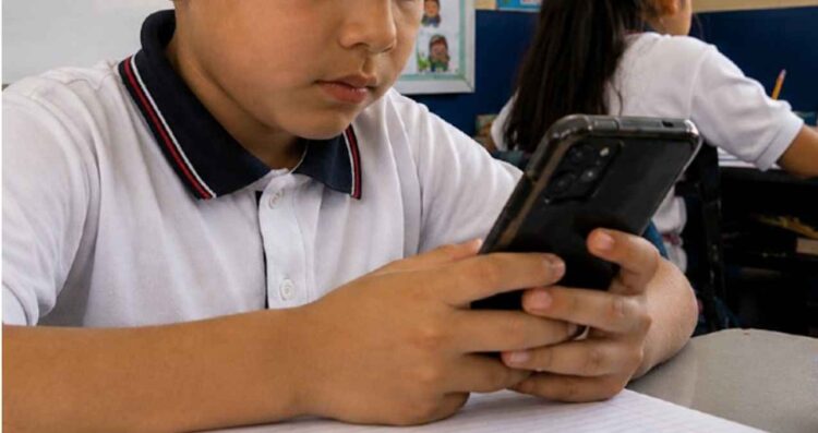 padres restriccion uso celulares