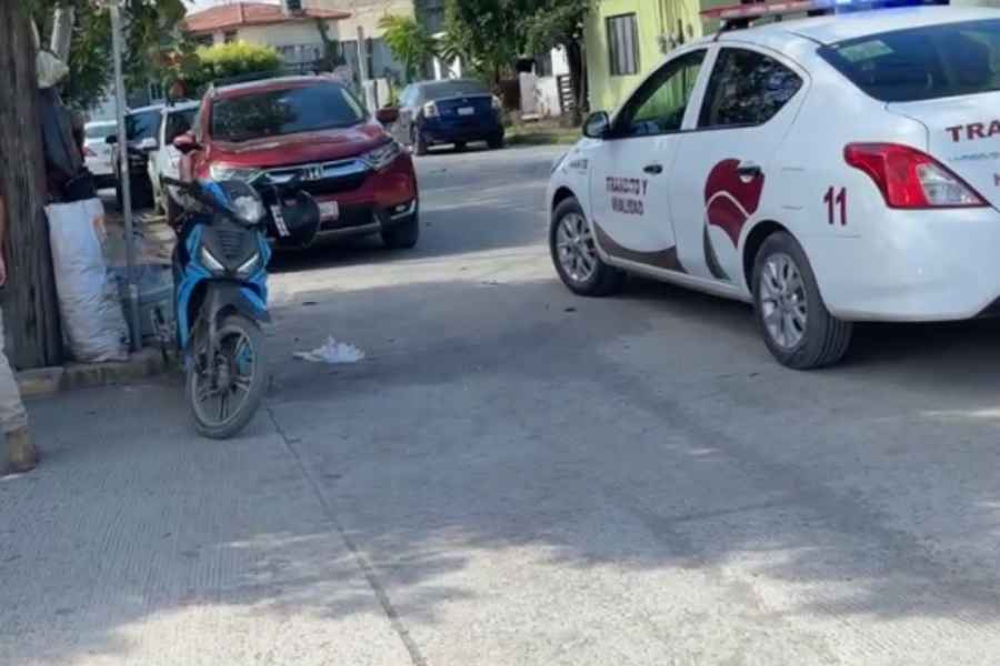 pareja esquivar automovil Mante