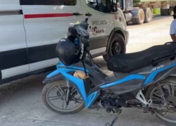 pareja esquivar automovil Mante