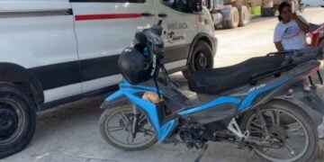 pareja esquivar automovil Mante